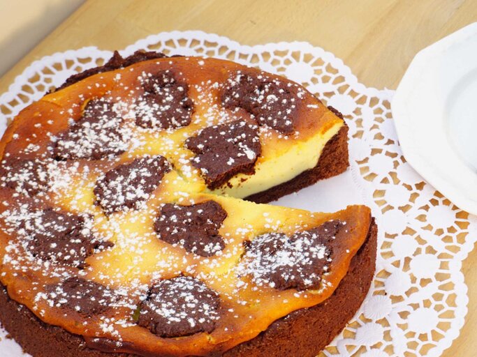 Ein Kuhfleckenkuchen auf einem Tisch | © Getty Images/Jean-Luc Bouchon