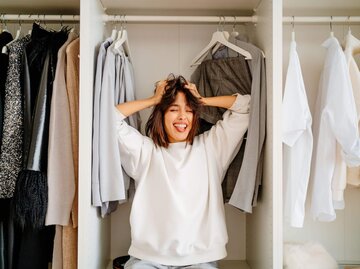 Person in Kleiderschrank | © Getty Images/Tatiana Meteleva