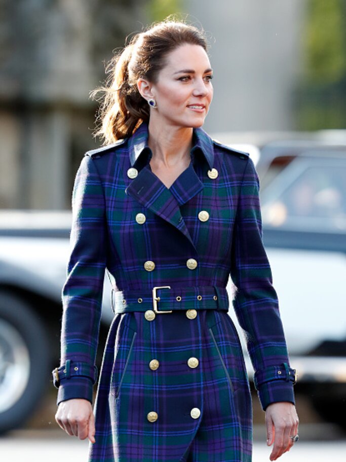 Prinzessin Kate trägt einen dunkelblauen, karierten Trenchcoat und einen Pferdeschwanz | © GettyImages/Max Mumby/Indigo 