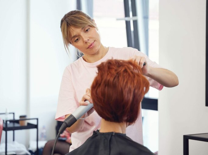 Person bei Friseur | © Getty Images/Sergey Mironov