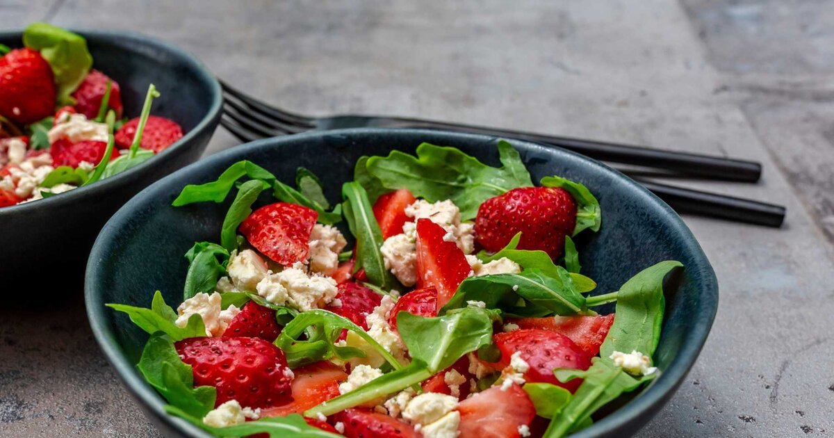 Bunt, würzig-süß und vor allem lecker: Erdbeersalat mit Minze und Rucola