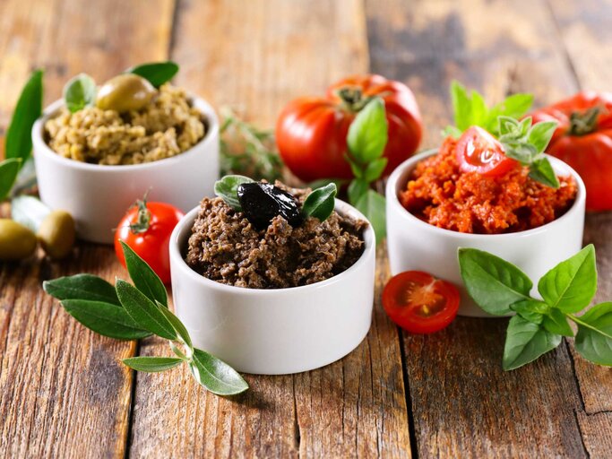 Oliven Tapenade aus schwarzen und grünen Oliven | © Getty Images/margouillatphotos