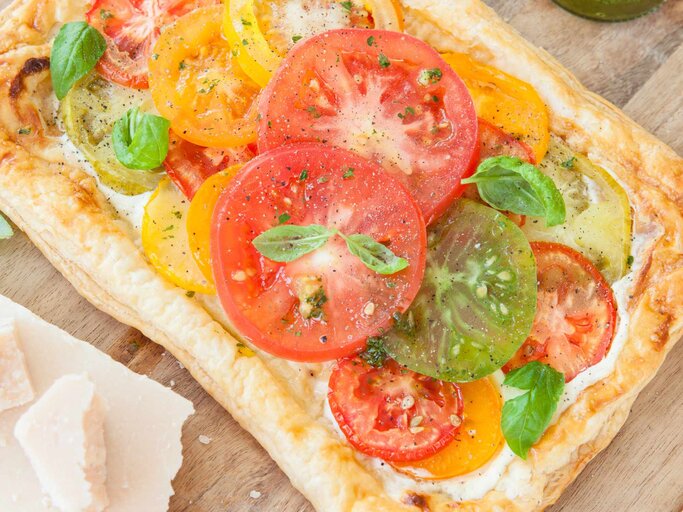 Bunter Tomatenkuchen mit Blätterteig | © Getty Images/picalotta