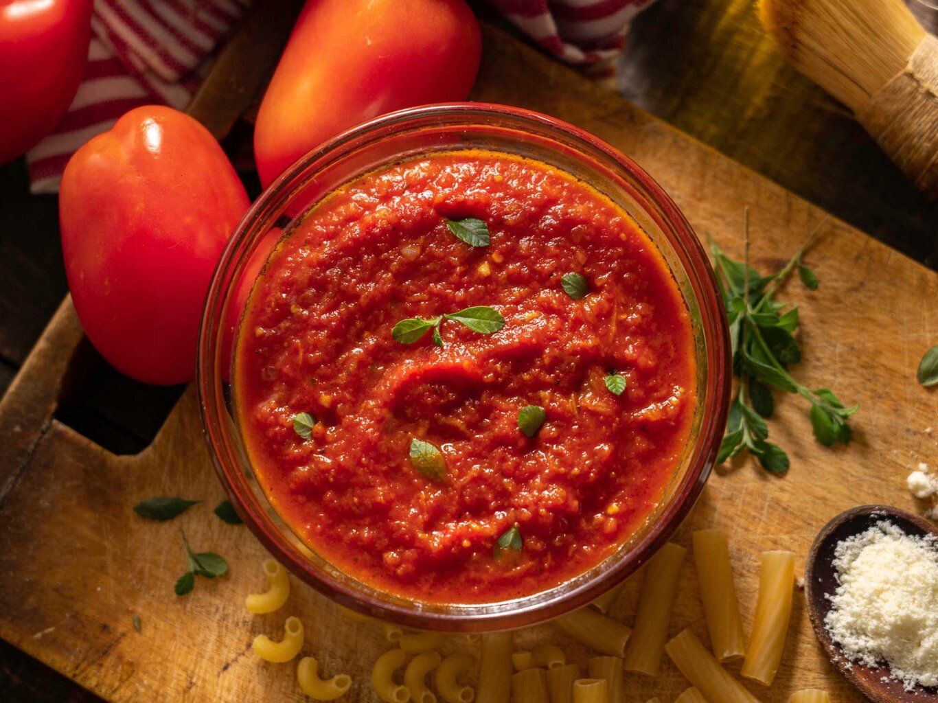 Lecker würzig: Tomaten-Basilikum-Dip