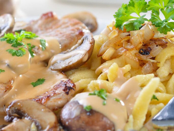 Spätzle mit Champignonsoße | © Getty Images/kabVisio