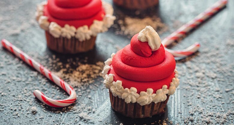 Drei rote Muffins auf einem Tisch | © Getty Images/kajakiki