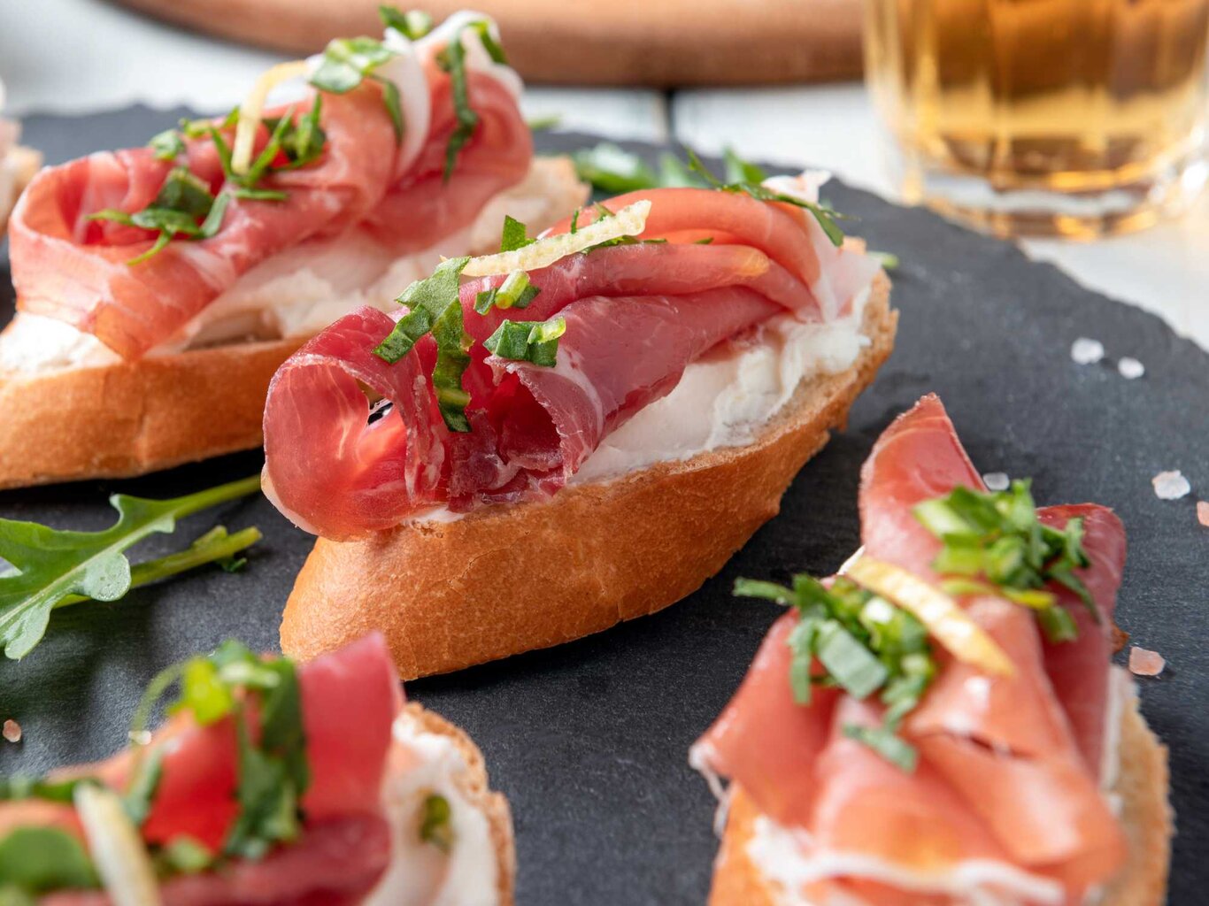 Leckerer Appetizer: Crostini mit würzigem Prosciutto und Kräutercreme