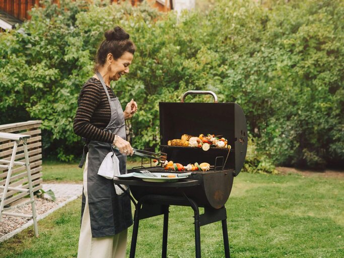 Person am Grill | © Getty Images/Maskot