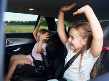 Glückliche Kinder im Auto | © Getty Images/gpointstudio