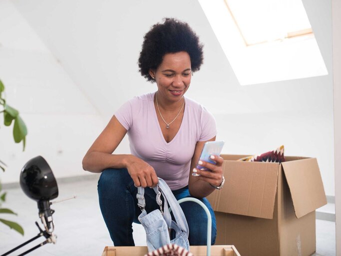 Frau räumt Wohnung auf | © Getty Images/RgStudio