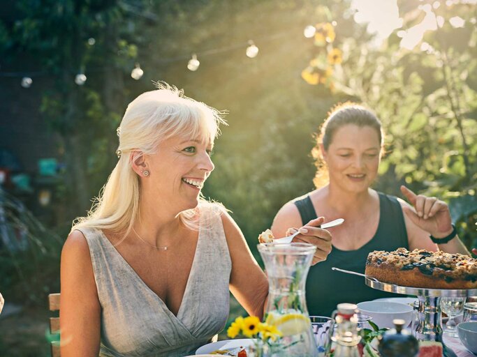 Frau bei Dinner Party im Garten | © Getty Images/Uwe Krejci