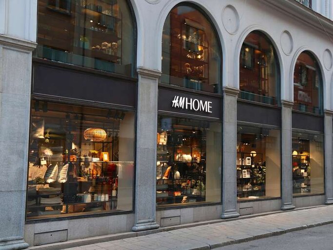 H&M Home Außenfassade | © AdobeStock/Tupungato