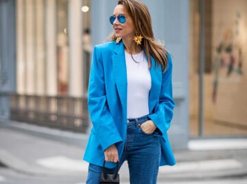 Alexandra Lapp mit weißem Shirt, blauer Jeans und blauem Blazer | © Getty Images/Christian Vierig