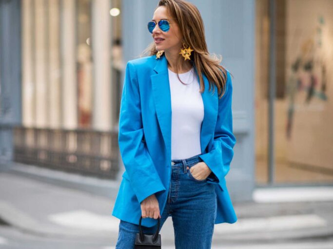 Alexandra Lapp mit weißem Shirt, blauer Jeans und blauem Blazer | © Getty Images/Christian Vierig