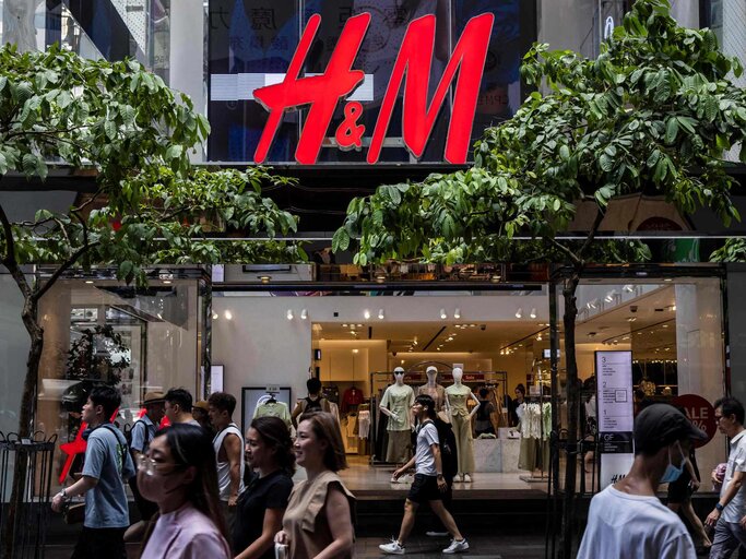 H&M-Filiale - Aufnahme von außen | © Getty Images/ISAAC LAWRENCE/Kontributor