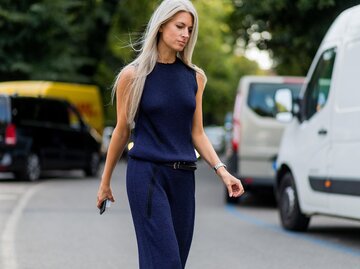 Streetstyle von Sarah Harris in marineblauem Outfit | © Getty Images/Christian Vierig