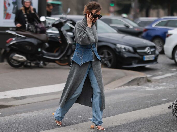 Renia Jaz trägt eine lange Jeans mit einem geraden Schnitt und High Heels. | © Getty Images/Jeremy Moeller