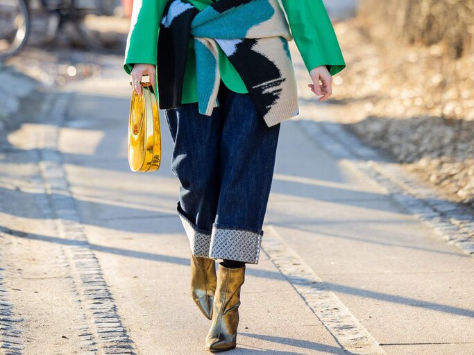 Person mit cuffed Jeans | © Getty Images/Christian Vierig