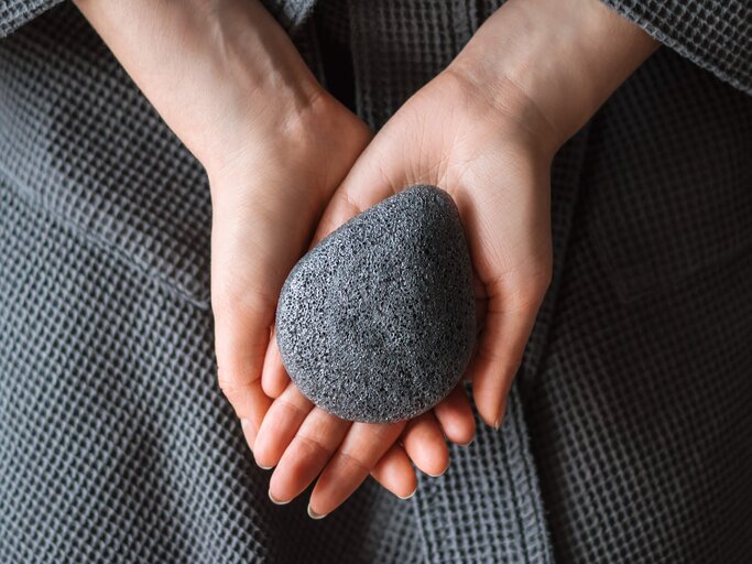 Frau hält Konjac Schwamm in der Hand | © gettyimages.de /  Kuziki