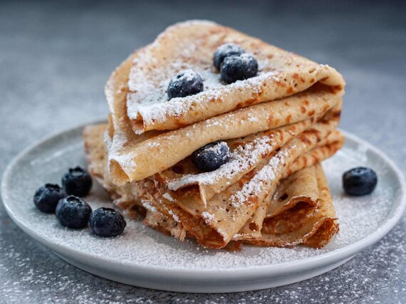 Vegane Pfannkuchen mit Blaubeeren garniert