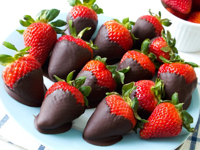 Erdbeeren mit Zartbitterschokolade überzogen | © gettyimages.de |  Synergee
