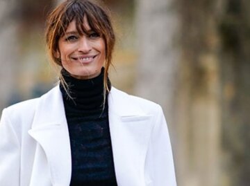 Das Stilgeheimnis von Französinnen wie Caroline de Maigret? Modeklassikern, die sich scheinbar mühelos zu immer wieder neuen Outfits kombinieren lassen.
 | © Edward Berthelot, Getty Images