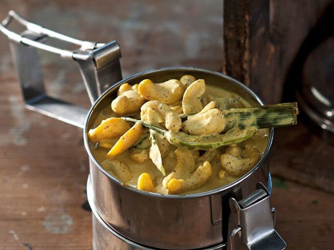 Cashew-Curry nach dem Rezept singhalesischer Soldaten in Vakarai. | © Christian Verlag | Bree Hutchins