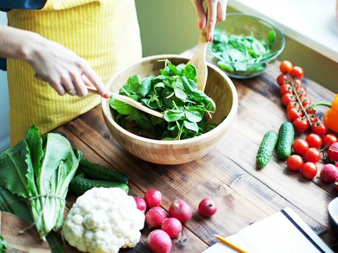 In frischem Obst und Gemüse stecken viele Vitamine und Mineralstoffe. Wer sich quer durch die Gemüseabteilung isst, versorgt seinen Körper mit fast allen wichtigen Nährstoffen. | © YULKAPOPKOVA GETTY IMAGES