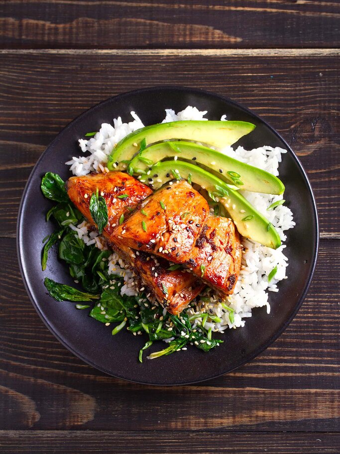 leckeres Lachs-Gericht mit Reis und Avocado | © iStock | freeskyline