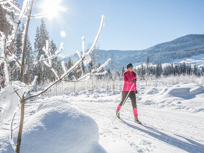 Knapp 700 Loipenkilometer stehen nordischen Wintersportlern im weitläufigen Langlaufgebiet der Kitzbüheler Alpen zur Verfügung: von Hochfilzen nach Waidring über die Region Kitzbühel ins Brixental bis nach Hopfgarten und Angerberg. | © MIRJA GEH KITZBÜHELER ALPEN MARKETING GMBH