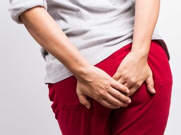 Tabuthema Hämorrhoiden: Über Schmerzen, Jucken oder Nässen im Analbereich spricht niemand gerne, obwohl etwa jeder zweite Erwachsene in seinem Leben einmal Bekanntschaft damit macht. | © CHAMPJA ISTOCK