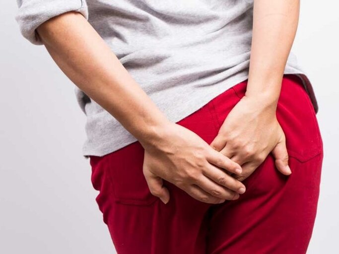 Tabuthema Hämorrhoiden: Über Schmerzen, Jucken oder Nässen im Analbereich spricht niemand gerne, obwohl etwa jeder zweite Erwachsene in seinem Leben einmal Bekanntschaft damit macht. | © CHAMPJA ISTOCK