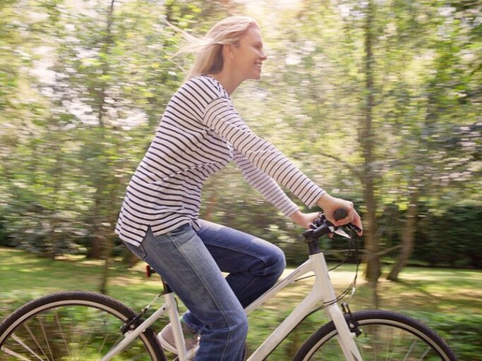 Mit gelenkschonenden Sportarten wie Radfahren und einer vorbeugenden Ernährungsweise können Sie Rheuma-Erkrankungen entgegenwirken. | © ZAK KENDAL GETTY IMAGES