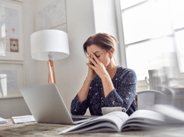 Um Stress zu vermeiden ist es wichtig, das Neinsagen zu lernen. Wie Ihnen das gelingt, erklärt Stress-Expertin Helen Heinemann im DONNA-Interview. | © CAIAIMAGE/RAFAEL RODZOCH GETTY IMAGES