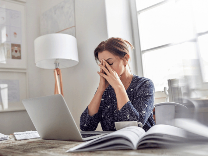 Um Stress zu vermeiden ist es wichtig, das Neinsagen zu lernen. Wie Ihnen das gelingt, erklärt Stress-Expertin Helen Heinemann im DONNA-Interview. | © CAIAIMAGE/RAFAEL RODZOCH GETTY IMAGES