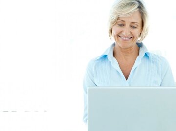 Ältere Frau am Laptop | © Getty Images | AIMSTOCK